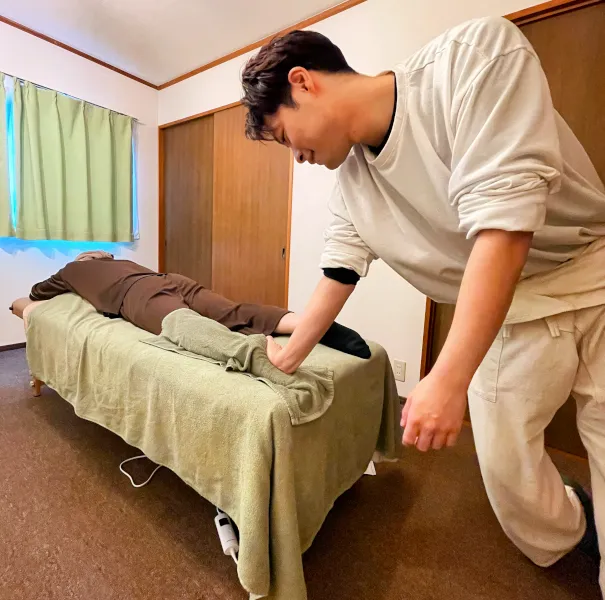 体重圧で施術するイメージ