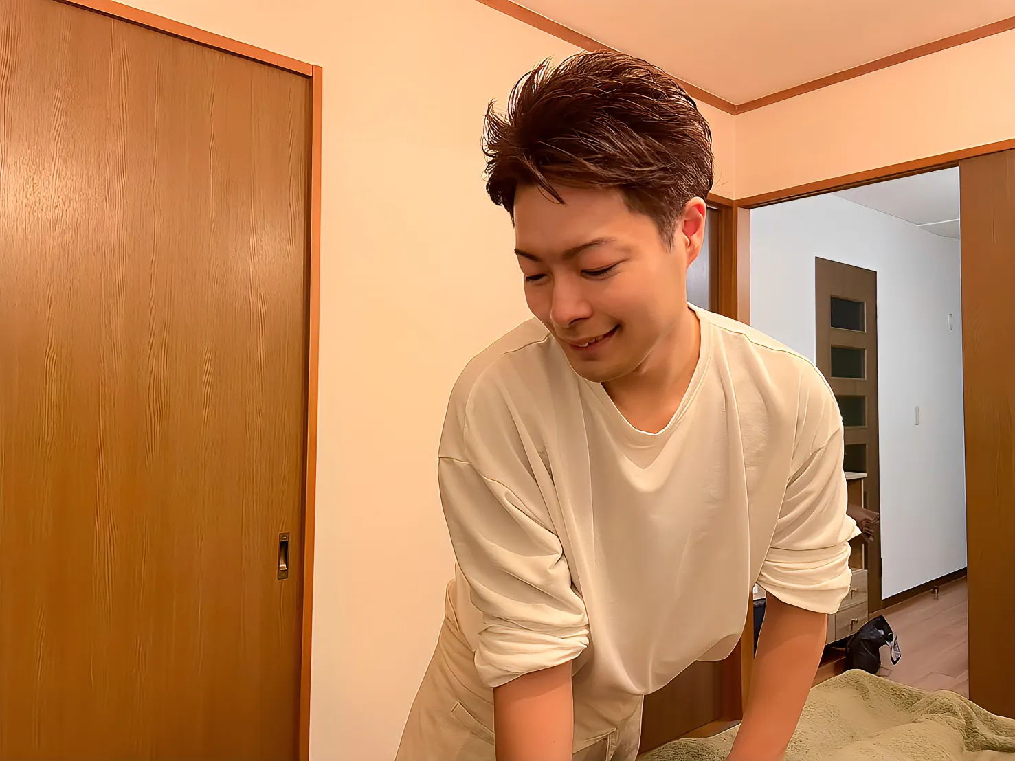 笑顔で触れ合うイメージ